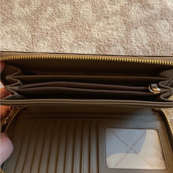 NWOT Michael Kors Travel Continental Wallet - Picture 5 of 7